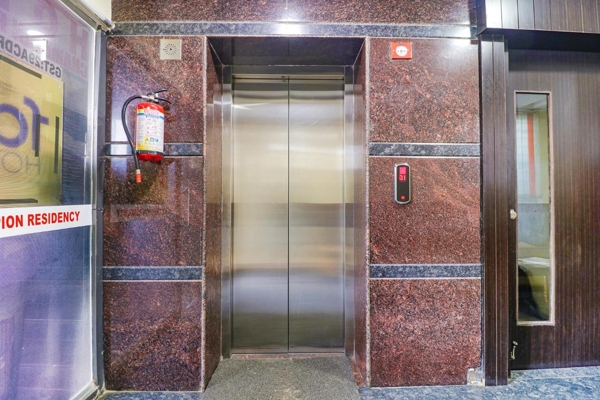 Fabhotel Champion Residency - Kr Puram バンガロール エクステリア 写真